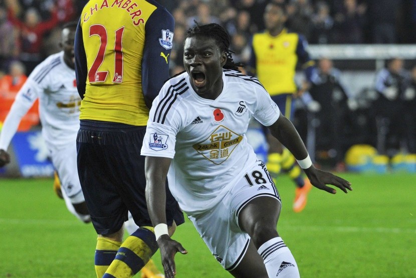 Swansea City's Bafetimbi Gomis celebrates his goal during their English Premier League soccer match against Arsenal at the Liberty Stadium in Swansea, Wales November 9, 2014