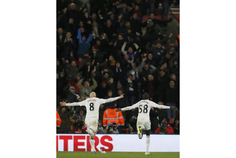 Swansea City's Jonjo Shelvey (L) celebrates his goal against Southampton during their English Premier League soccer match at St Mary's Stadium in Southampton, southern England, February 1, 2015.