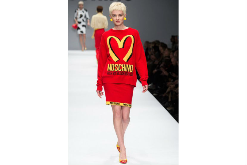 Sweater keluaran Moschino yang terinspirasi makanan cepat saji McDonald