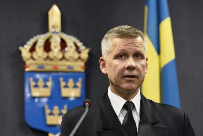 Swedish Navy commodore Jonas Wikstrom talks to the media during a news conference in Stockholm October 17, 2014.  