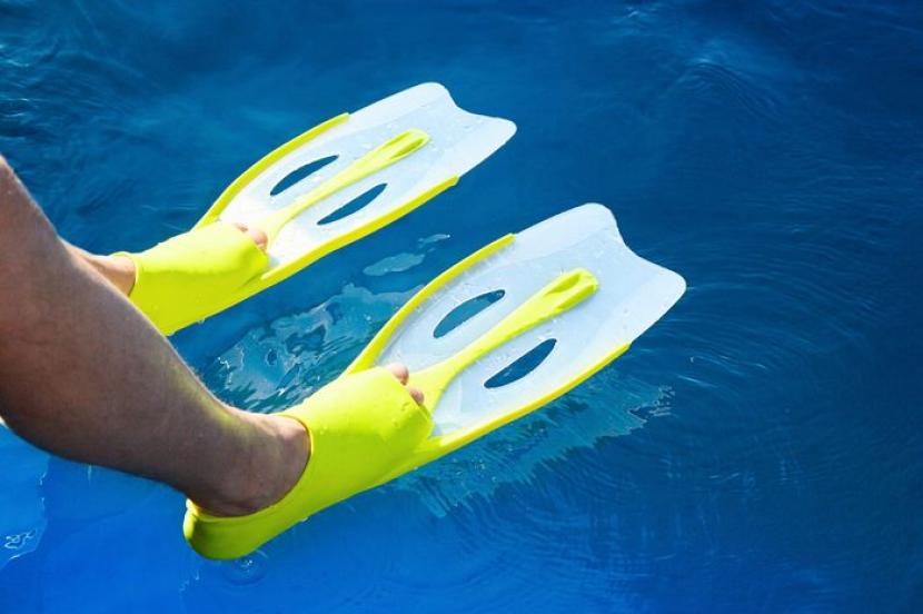 Swim fins, alat bantu renang ini awalnya ditemukan oleh  Benjamin Franklin saat masih anak-anak.