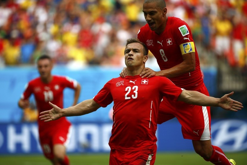 Switzerland's Xherdan Shaqiri celebrates with Switzerland's Gokhan Inler after scoring a goal during the 2014 World Cup Group E soccer match between Honduras and Switzerland at the Amazonia arena in Manaus June 25, 2014. 