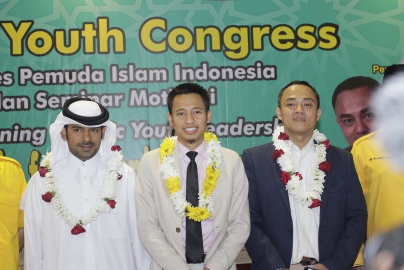 Syafii Efendi (tengah) terpilih secara aklamasi sebagai presiden Pemuda Organisasi Kerja Sama Islam (OIC) Youth Indonesia dalam kongres ke-3 OIC Youth Indonesia yang diselenggarakan di Hotel Bumiyata, Depok, Jawa Barat, 18-19 Maret ini.