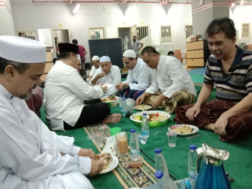 Syahganda Nainggolan makan bersama Habib Riziek di dalam tahanan.
