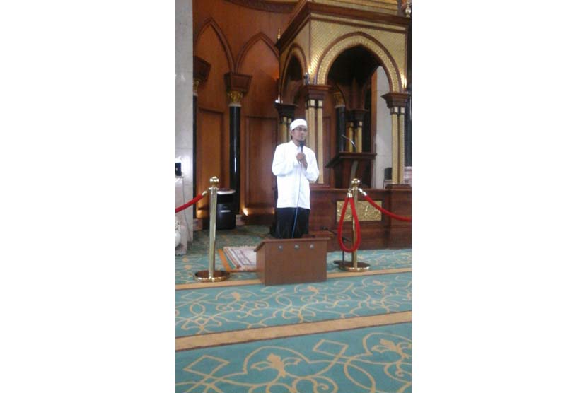 Syahruddin El-Fikri memberikan tausiyah di Masjid Kubah Mas Depok, Jawa Barat, Sabtu (2/1).