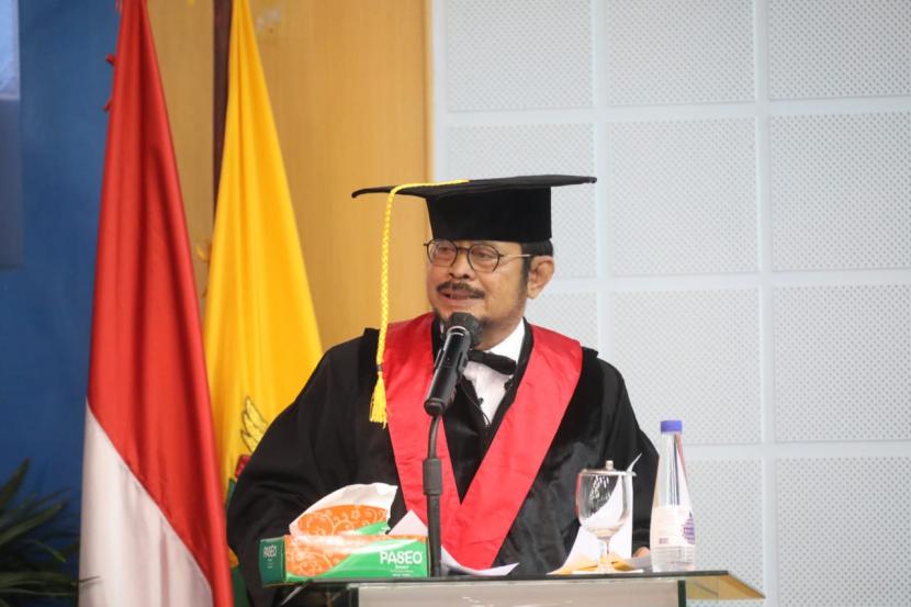 Syahrul Yasin Limpo memberikan orasi ilmiahnya saat pengukuhan dirinya sebagai profesor kehormatan dalam Bidang Hukum Tata Negara dan Kepemerintahan pada Fakultas Hukum Universitas Hasanuddin, di Makassar, Kamis (17/3/2022).