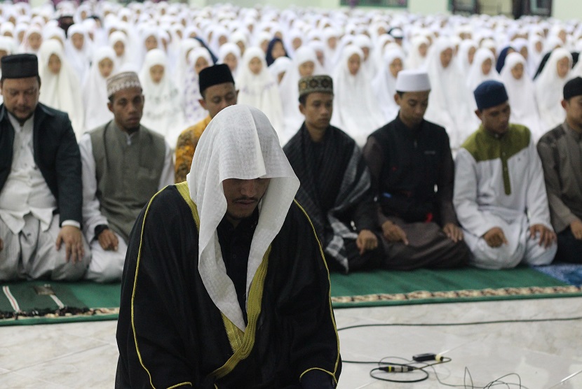 Syaikh Baha'uddin Muhaisen hadir khusus sebagai imam dan penceramah shalat tarawih di kampus SMP-SMA Ar-Rohmah Putri Pesantren Hidayatullah Malang