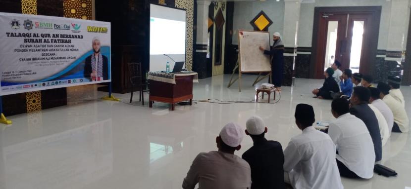 Syaikh Ibrahim Ali Muhammad Al Hasani, imam Masjid Palestina mengisi acara Dauroh Talaqqi Alquran untuk para guru Quran yang diadakan oleh BMH Perwaklan Sumut bersama Pesantren Hidayatullah Deli Serdang, Senin (10/1).