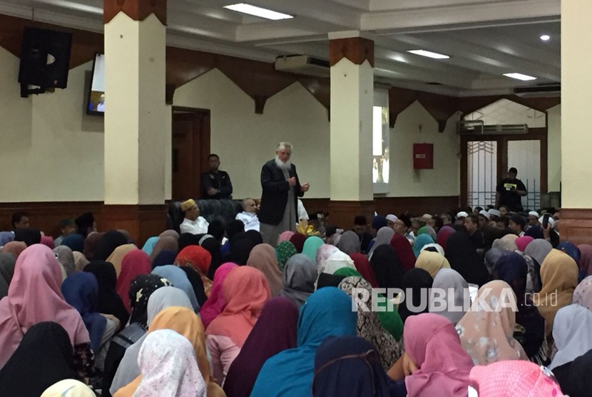 Syaikh Yusuf Estes, penda’i asal Amerika menuntun pembacaan syahadat di Masjid Agung Sunda Kelapa, Ahad (18/3). 