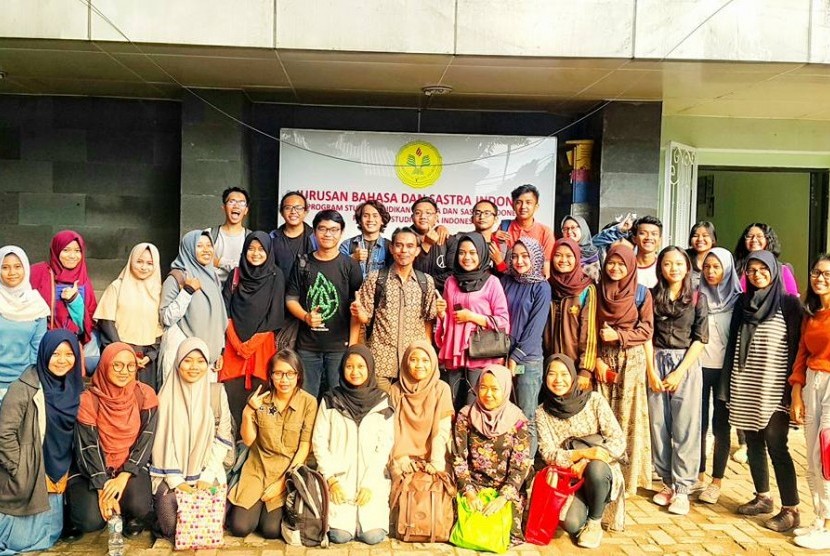 Syarfudin Yunus bersama mahasiswa Prodi Sastra Indonesia UNJ, peserta workshop penulisan berita.