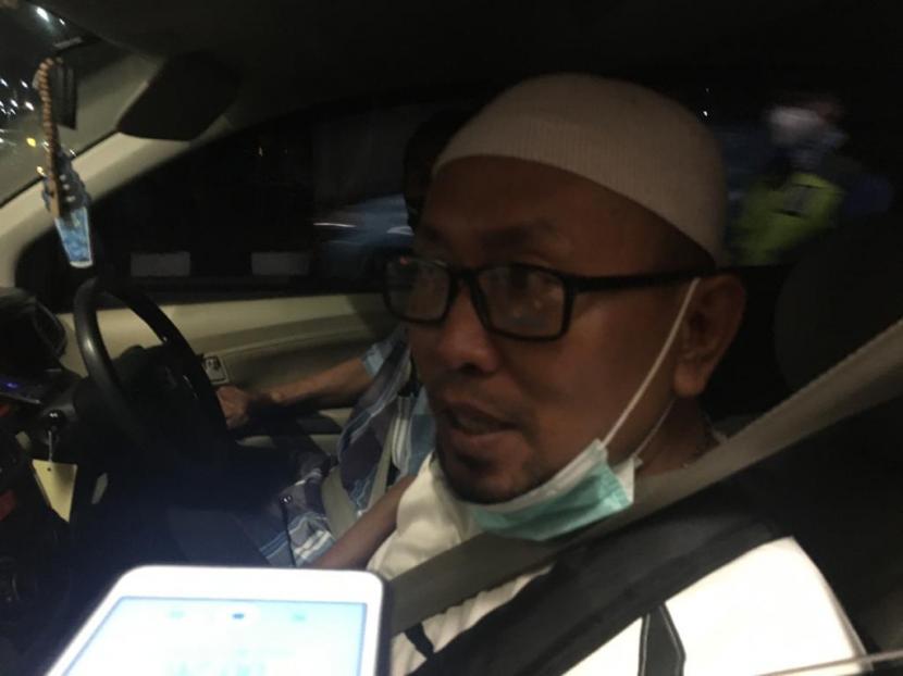 Syarif Rafiq yang merupakan suami dari korban pesawat Sriwijaya Air SJ-182 bernama Panca Widia Nursanti di Bandara Soekarno Hatta, Tangerang, (11/1).