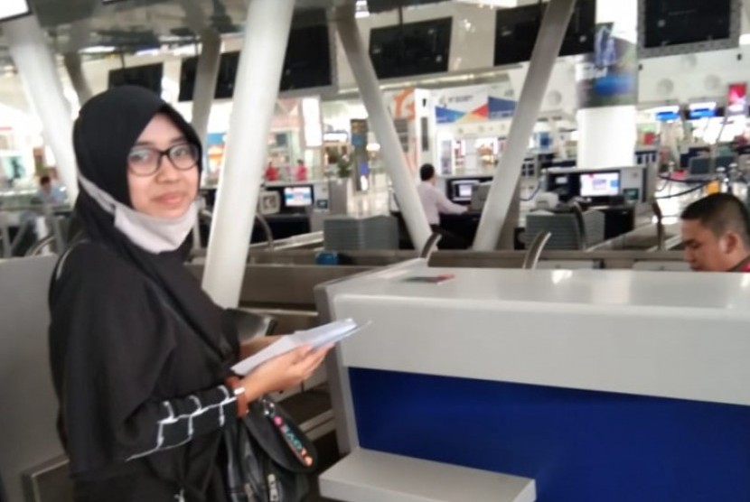 Syarifah Nur Annisa saat akan berangkat ke Malaysia. 