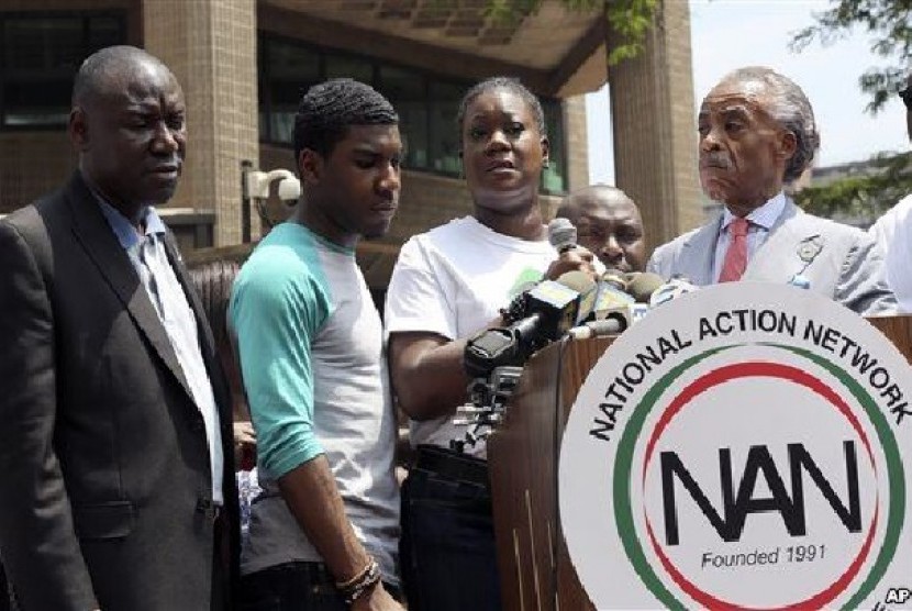 Sybrina Fulton, ibu Trayvon Martin, didampingi anaknya Jahvaris Fulton, (dua dari kiri), Pendeta Al Sharpton, (kiri) dan pengacaranya, Benyamin Crump, dalam aksi protes di New York (20/7).