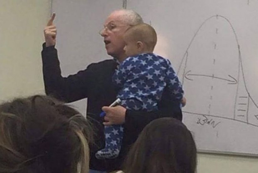 Sydney Engelberg mengajar sambil menggendong bayi