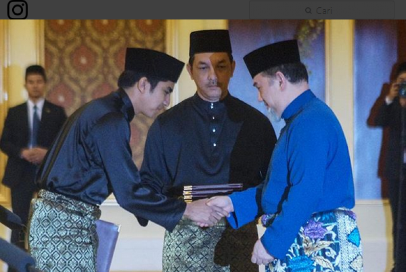 Syed Saddiq Syed Abdul Rahman (kiri) resmi dilantik menjadi Menteri Pemuda dan Olahraga Malaysia, Senin (2/7).