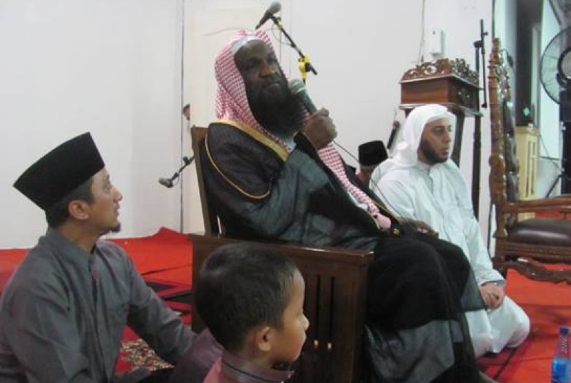syeikh adil al kalbani, imam masjidil haram (tengah)  menyambangi pesantren daarul quran ketapang