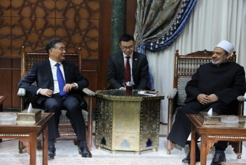  Syekh Ahmed El-Tayyeb, menerima kunjungan Ketua Komite Nasional Konferensi Konsultatif Politik Rakyat China, Wang Yang.