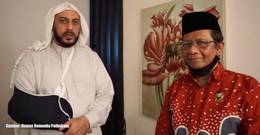 Syekh Ali Jaber bersama dengan Menko Polhukam Mahfud MD.