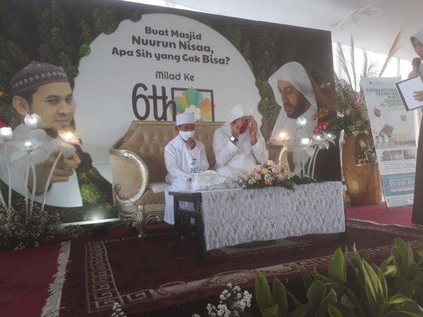Syekh Ali Jaber bertemu dan memeluk Muhammad Al-Gifari yang akrab disapa Akbar (16) di acara Milad ke 6 Nuurin Nisa di Cihanjuang, Kabupaten Bandung Barat, Rabu (11/11).