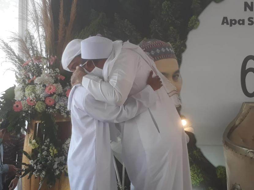 Syekh Ali Jaber bertemu dan memeluk Muhammad Al-Gifari yang akrab disapa Akbar (16) di acara Milad ke 6 Nuurin Nisa di Cihanjuang, Kabupaten Bandung Barat, Rabu (11/11).
