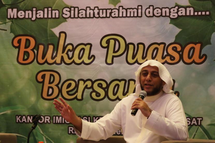 Syekh Ali Jaber memberikan ceramah agama saat acara buka puasa bersama Kantor Imigrasi Kelas I Jakarta Pusat di Sunter, Jakarta, Rabu (31/5). Ceramah tersebut membahas tentang menjalin tali silaturahmi dengan berbuka puasa bersama. 