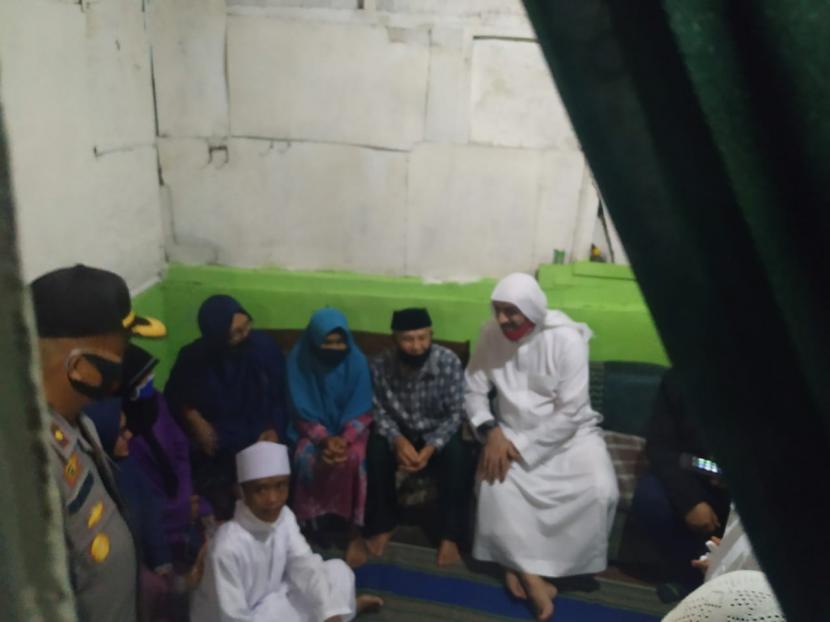 Syekh Ali Jaber meninta izin kepada keluarga besar Muhammad Gifari Akbar (16 tahun) untuk mengangkatnya sebagai anak asuh di Kampung Sodong, Kelurahan Muarasanding, Kecamatan Garut Kota, Kabupaten Garut, Rabu (11/11).