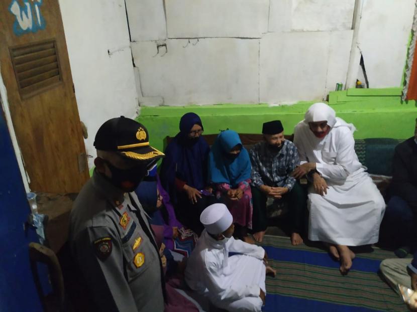  Syekh Ali Jaber meninta izin kepada keluarga besar Muhammad Gifari Akbar (16 tahun) untuk mengangkatnya sebagai anak asuh di Kampung Sodong, Kelurahan Muarasanding, Kecamatan Garut Kota, Kabupaten Garut, Rabu (11/11).