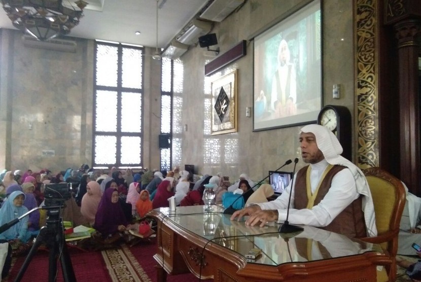 Syekh Ali Jabir mengisi Kuliah Dhuha di Masjid Agung Sunda Kelapa (MASK) Menteng, Jakarta, Ahad (8/10).