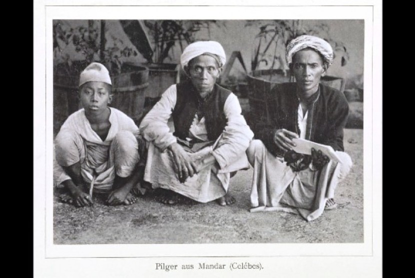 Syekh Arsyad Mandar (tengah)