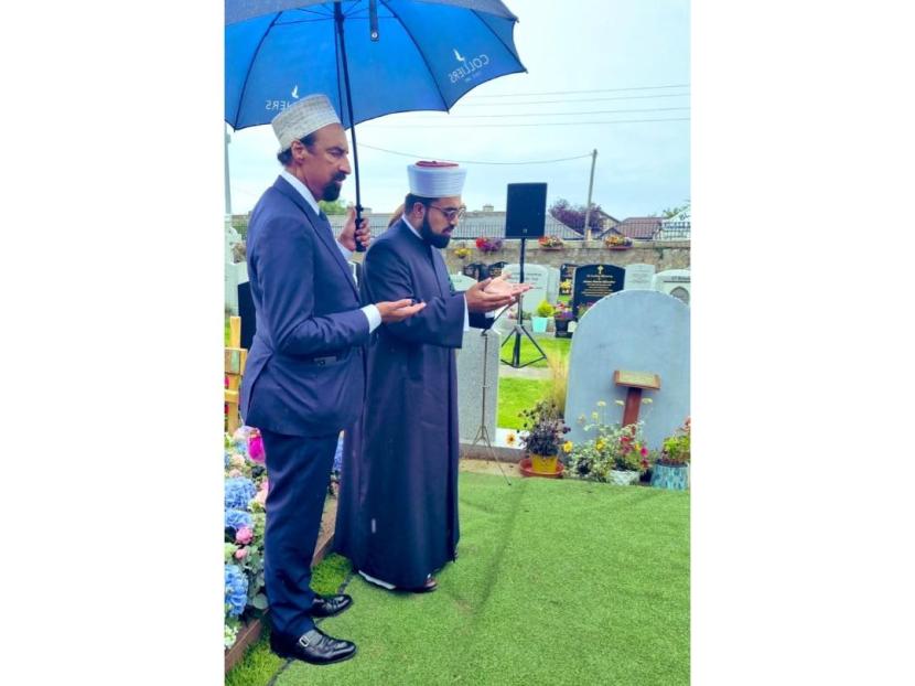 Syekh Dr Umar al Qadri berdoa di depan pemakaman Sinead O Connor. O Connor telah dimakamkan pada Selasa (8/8/2023) di pemakaman Katolik Deansgrange Cemetery di Bray, County Wicklow, Irlandia. 