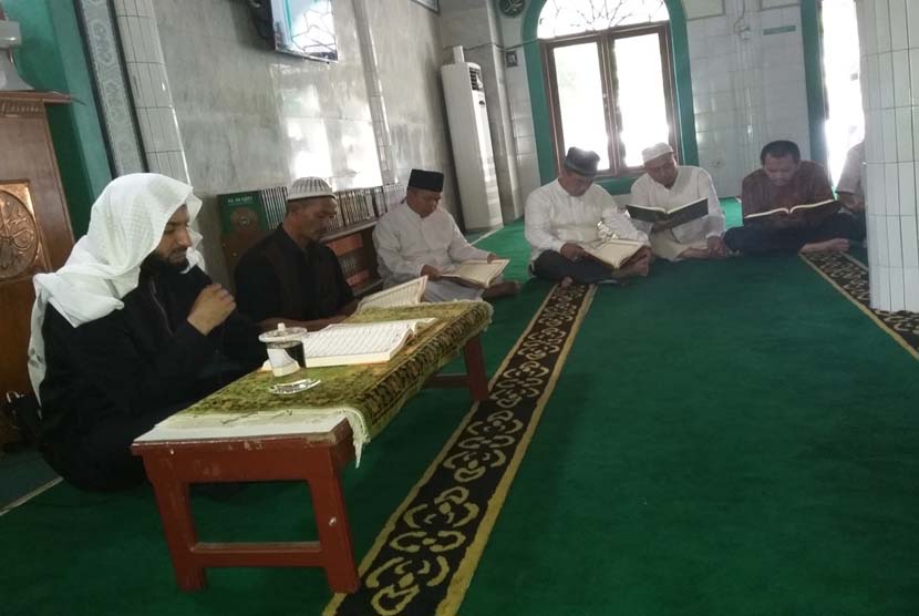 Syekh Essam Al-Mizjaji mengajari tahsin Quran kepada para guru Sekolah Bosowa Bina Insani (SBBI) Bogor, Jawa Barat, Jumat (16/10).