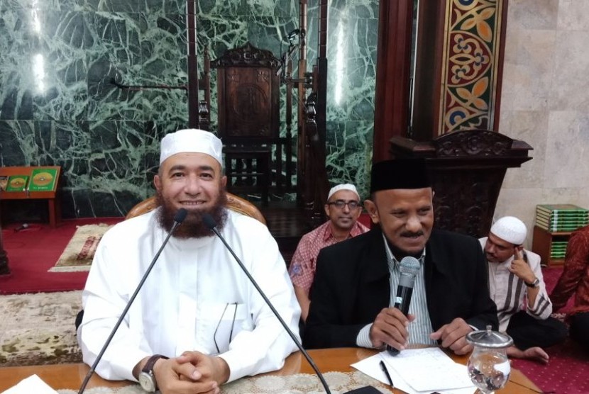 Syekh Mahmud Al-Mishri dari Mesir (kiri), mengisi kajian Islam di Masjid Agung Sunda Kelapa (MASK), Menteng, Jakarta Pusat, Rabu (18/4) malam.