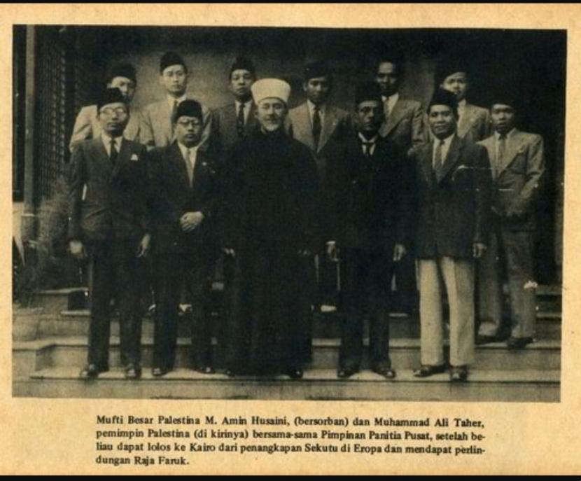 Syekh Muhammad Amin Al-Husaini,  mufti besar Palestina dari 1922-1937 (bersorban).