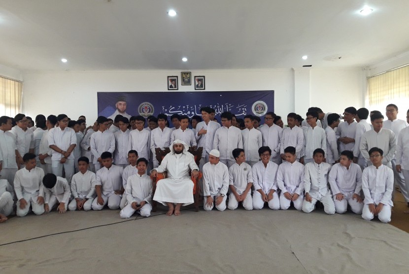 Syekh Muhammad bersama para siswa SMA Bosowa Bina Insani (BBI) Bogor.
