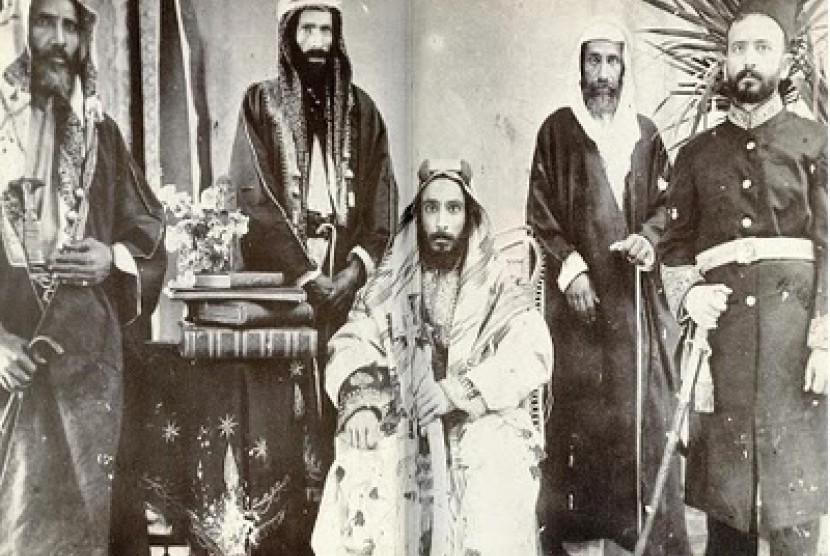 Syekh Muhammad bin Abdul Wahhab (tengah).