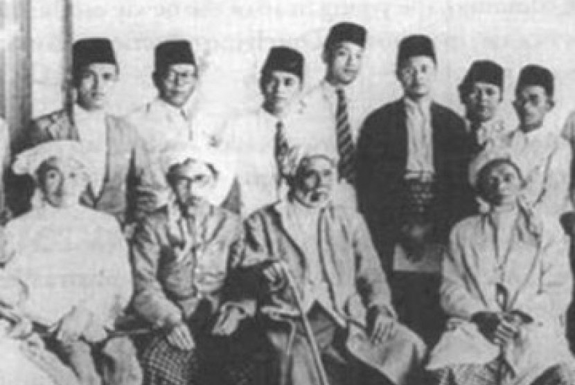 Syekh Muhammad Jamil Jaho (duduk kedua dari kiri)
