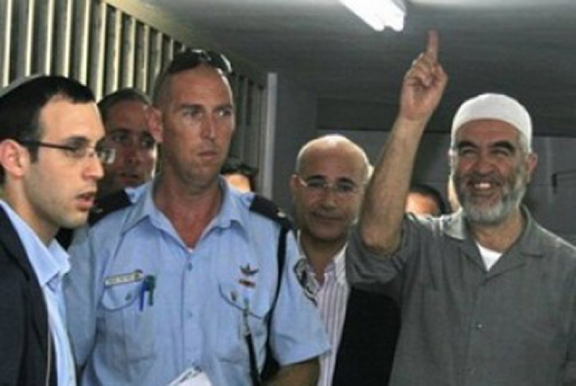 Syekh Raed Salah melambaikan tangan ketika akan ditahan militer Zionis.