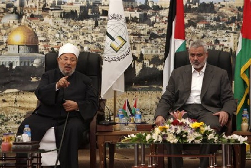 Syekh Yusuf al-Qaradhawi (kiri) berbincang dengan Perdana Menteri Palestina di Jalur Gaza Ismail Haniyah, dalam kunjungannya ke Jalur Gaza, Kamis (9/5).