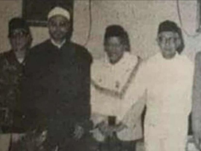 Syekh Yusuf Al-Qaradhawi (kedua dari kiri) bersama ulama Indonesia antara lain Buya Hamka, M Natsir, dan KH Hasan Basri, Pertemuan berlangsung pada 1979 di Jakarta. 