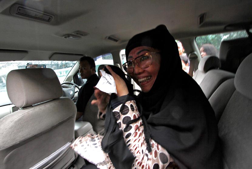 Sylvia Sholehah atau biasa dipanggil Ibu Pur saat keluar dari Gedung KPK, Jakarta.
