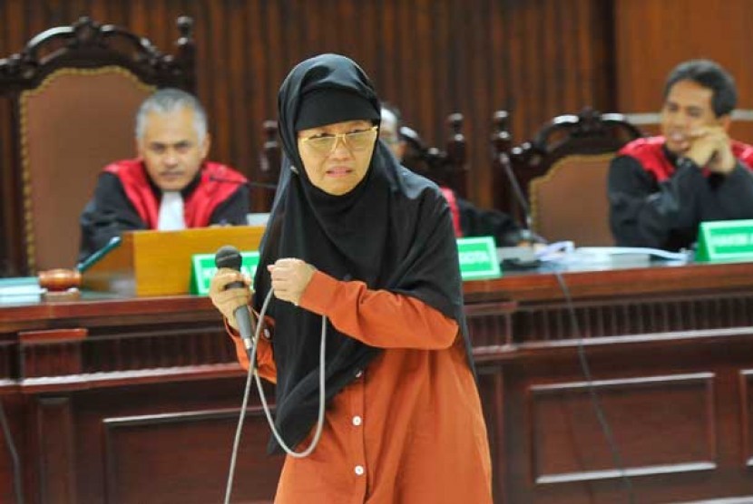  Sylvia Sholehah yang biasa dipanggil Bu Pur memberi keterangan di Pengadilan Tindak Pidana Korupsi Jakarta, Selasa (10/12).