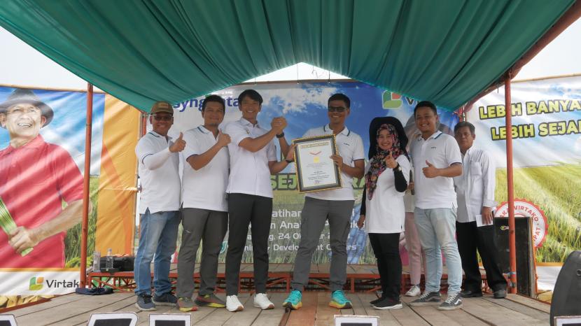 Syngenta Indonesia meraih penghargaan dari Museum Rekor Indonesia (MURI) atas kegiatan pelatihan agronomi, teknologi, dan literasi digital pertanian kepada 4.500 petani Indonesia serentak di 15 titik Pusat Pengembangan dan Pembelajaran (Learning Development Center – LDC). 