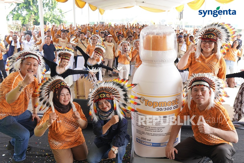 Syngenta Indonesia resmi meluncurkan Topmost, sebuah inovasi terbaru dalam pengendalian gulma pada tanaman padi. Peluncuran Topmost, dengan kombinasi bahan aktif Cyhalofop-butyl dan Ethoxysulfuron, menawarkan solusi komprehensif untuk mengatasi beragam jenis gulma yang sering menjadi ancaman bagi produktivitas padi. Gulma daun sempit, daun lebar, hingga teki-tekian dapat dikendalikan secara efektif dengan Topmost.