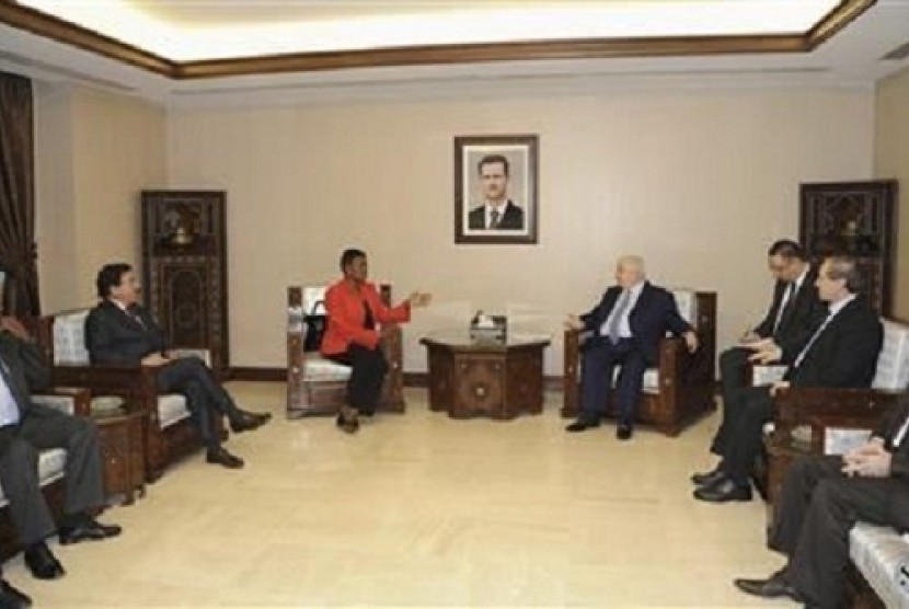 Syria's Foreign Minister Walid al-Moualem (centre right) meets UN humanitarian chief Valerie Amos (centre left) in Damascus December 15, 2012, in this handout photograph released by Syria's national news agency (SANA).  