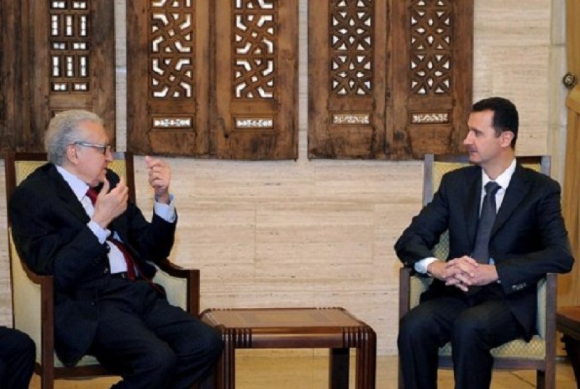 Syria's President Bashar al-Assad (right) meets International peace envoy for Syria, Lakhdar Brahimi in Damascus December 24, 2012.