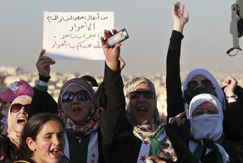 Syrian protesters living in Jordan shout slogans against Syria's President Bashar Al-Assad during a protest against the killing of at least 108 people in the Syrian town of Houla last week, outside the Syrian embassy in Amman on Thursday.