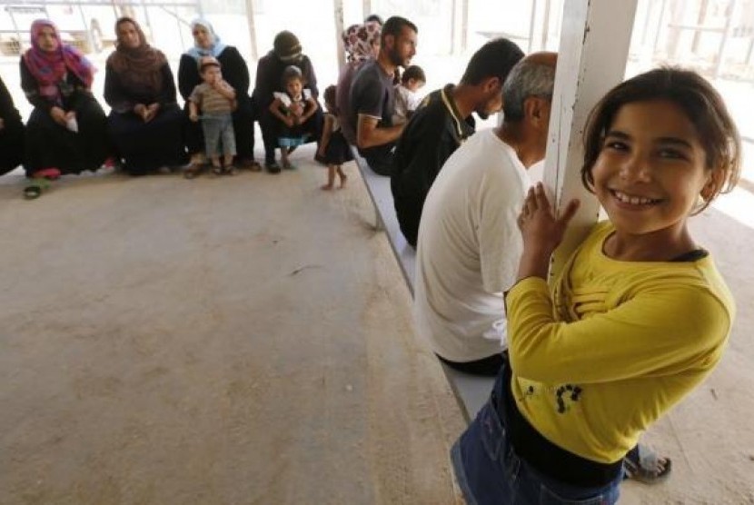 Syrian refugees wait to call their relatives at a center of the International Committee of The Red Cross at Al Zaatari refugee camp in Mafraq, Jordan, on September 15, 2014.