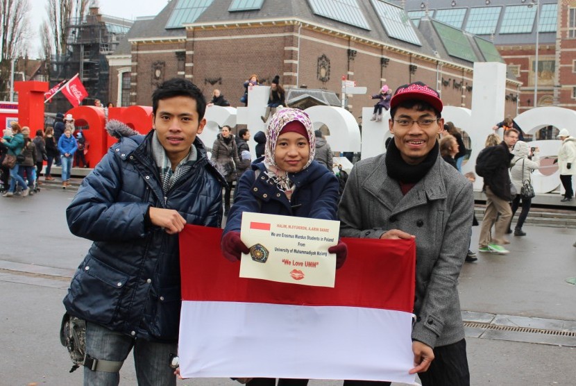 Syukron, Arin dan Halim berfoto di depan I Amsterdam Letters di Belanda. Ketiganya adalah mahasiswa UMM peraih beasiswa Erasmus Mundus.