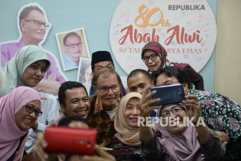 Kenangan wartawan senior Alwi Shahab, berfoto bersama wartawan Republika saat Syukuran 50 Tahun Karya Emas Abah Alwi di Kantor Republika, Jakarta (ilustrasi) 