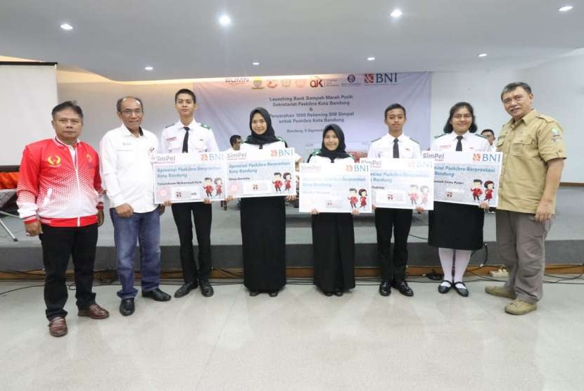 T Bank Negara Indonesia (BNI) (Persero) Tbk menjalin kerja sama dengan Sekretariat Pasukan Pengibar Bendera (Paskibra) Kota Bandung meluncurkan Bank Sampah Merah Putih. 